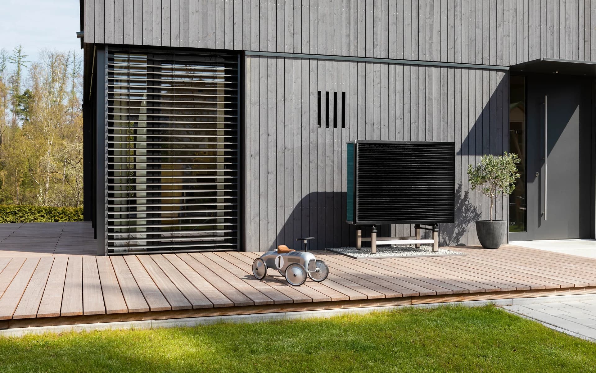 Daikin Altherma bij een woning; fabrikantfoto