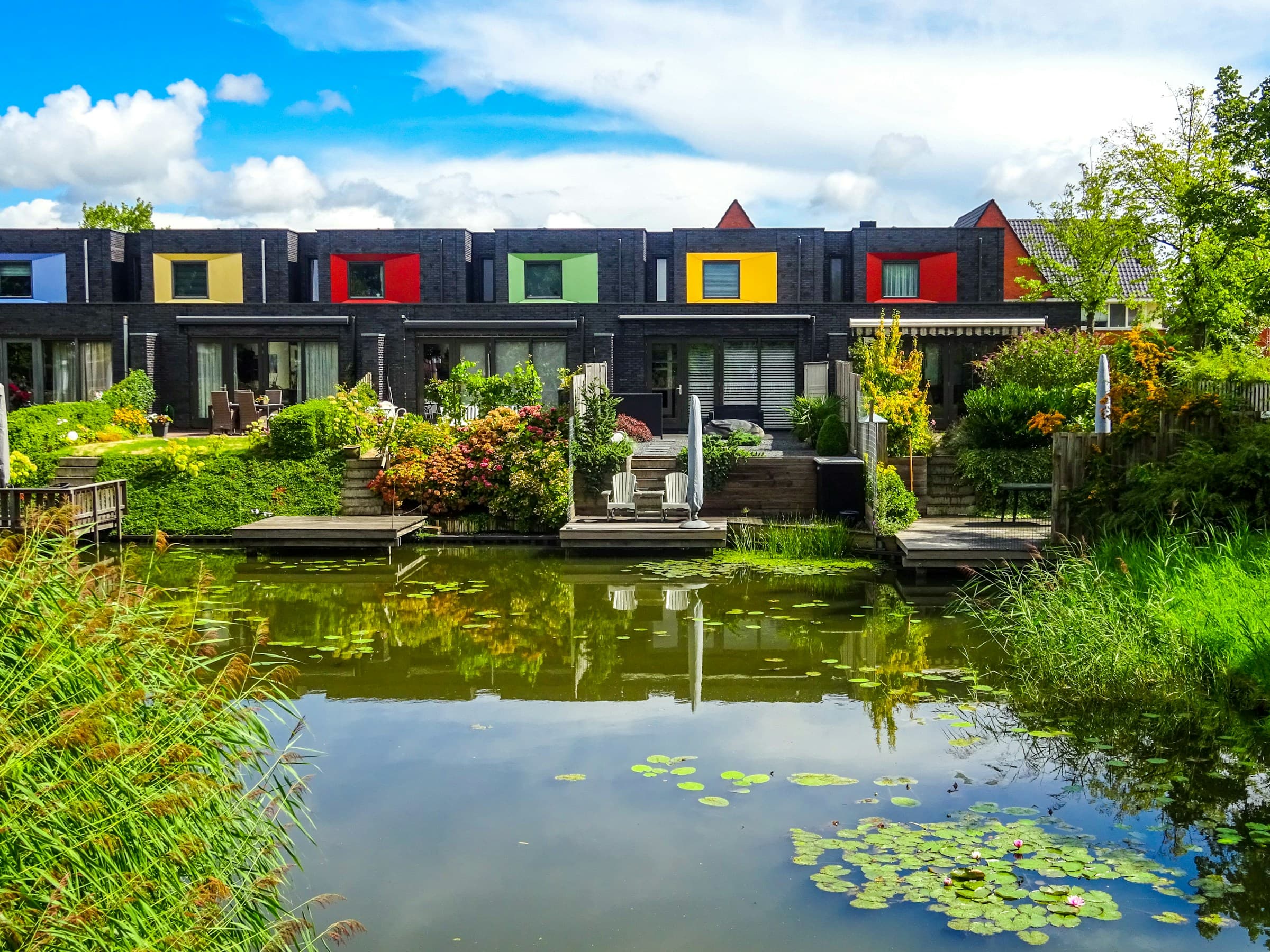Nederlandse woningen aan het water als illustratief sfeerbeeld bij een bodemgebonden installatie